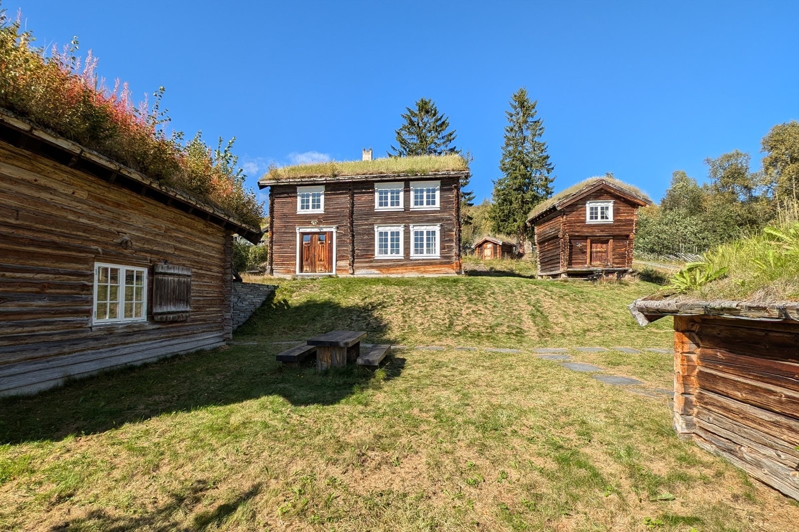 "Husmannsplassen" består av våningshus, låve, stabbur, smie, kvernhus og uthus med god beliggenhet i Hornlia Galleribilde