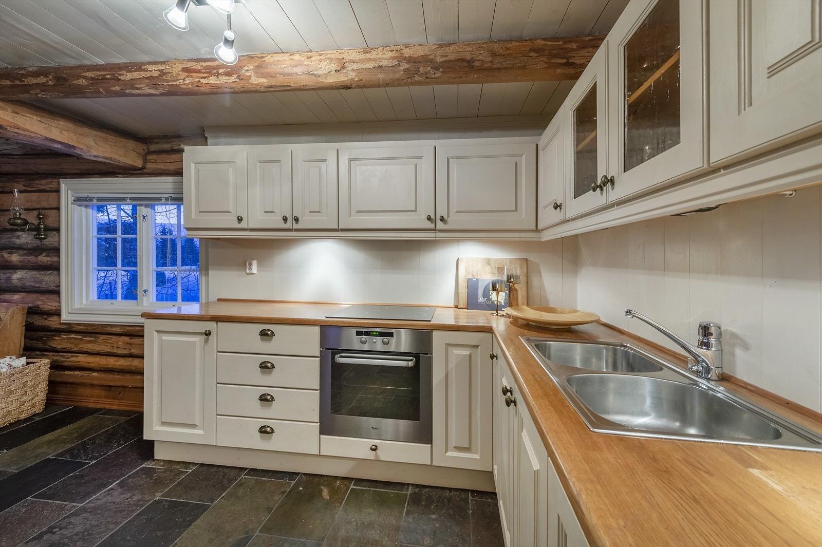 Kjøkkeninnredning i heltre med benkeplater i eik og integrerte hvitevarer Galleribilde