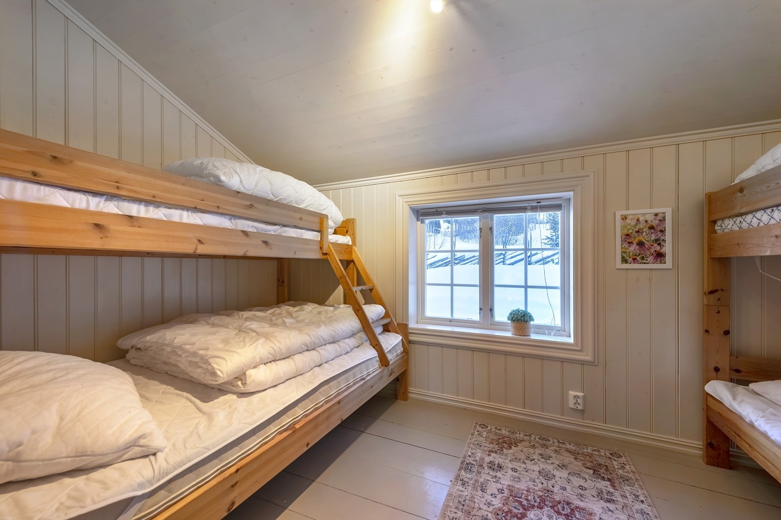 Det minste soverommet er innredet med familiekøye og køyeseng Galleribilde