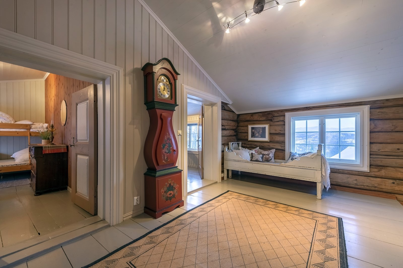 Etasjen har mønt himling, noe som gir god romfølelse Galleribilde