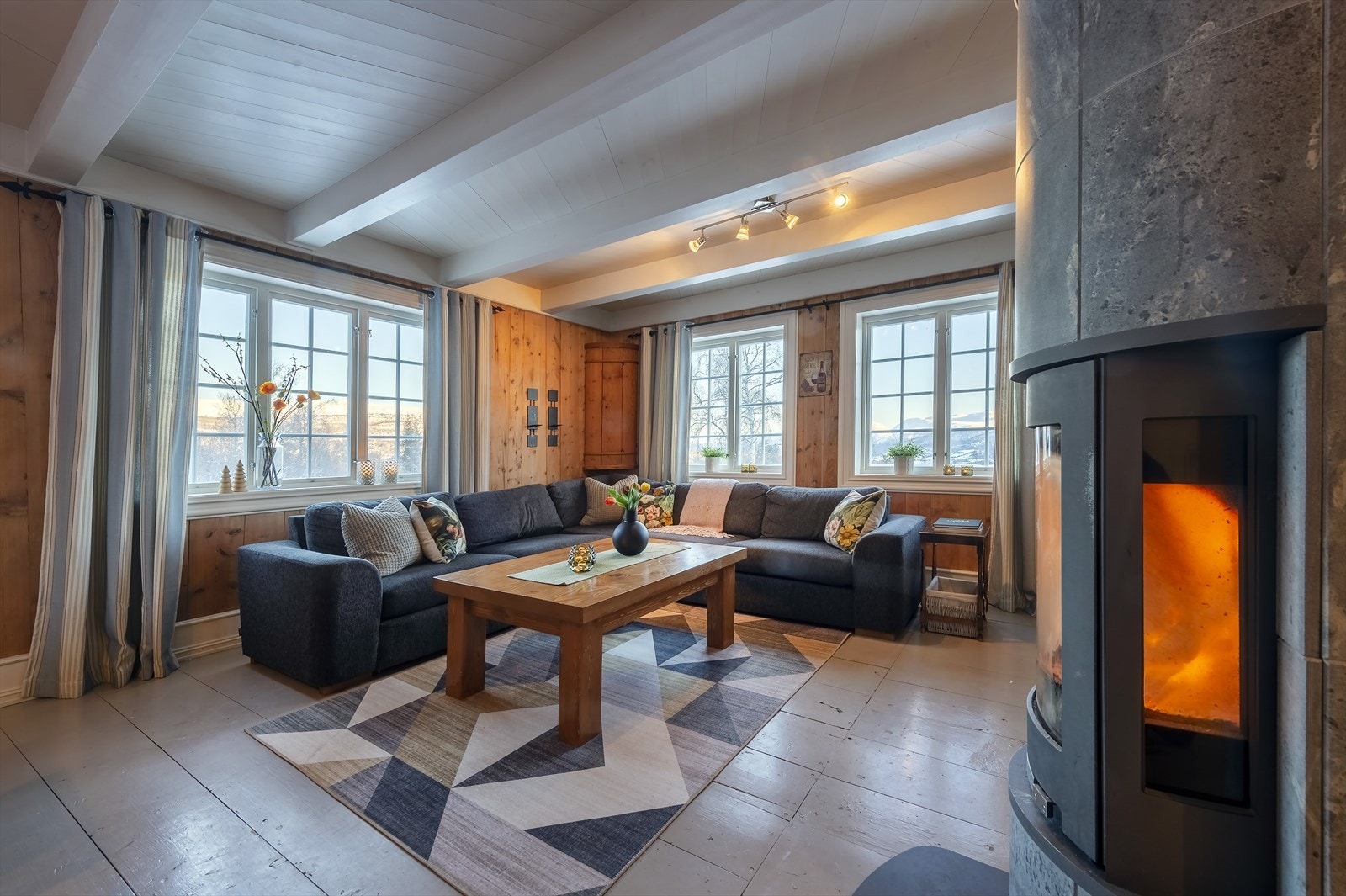 Legg merke til gulvet som er pusset opp og gjenbrukt Galleribilde