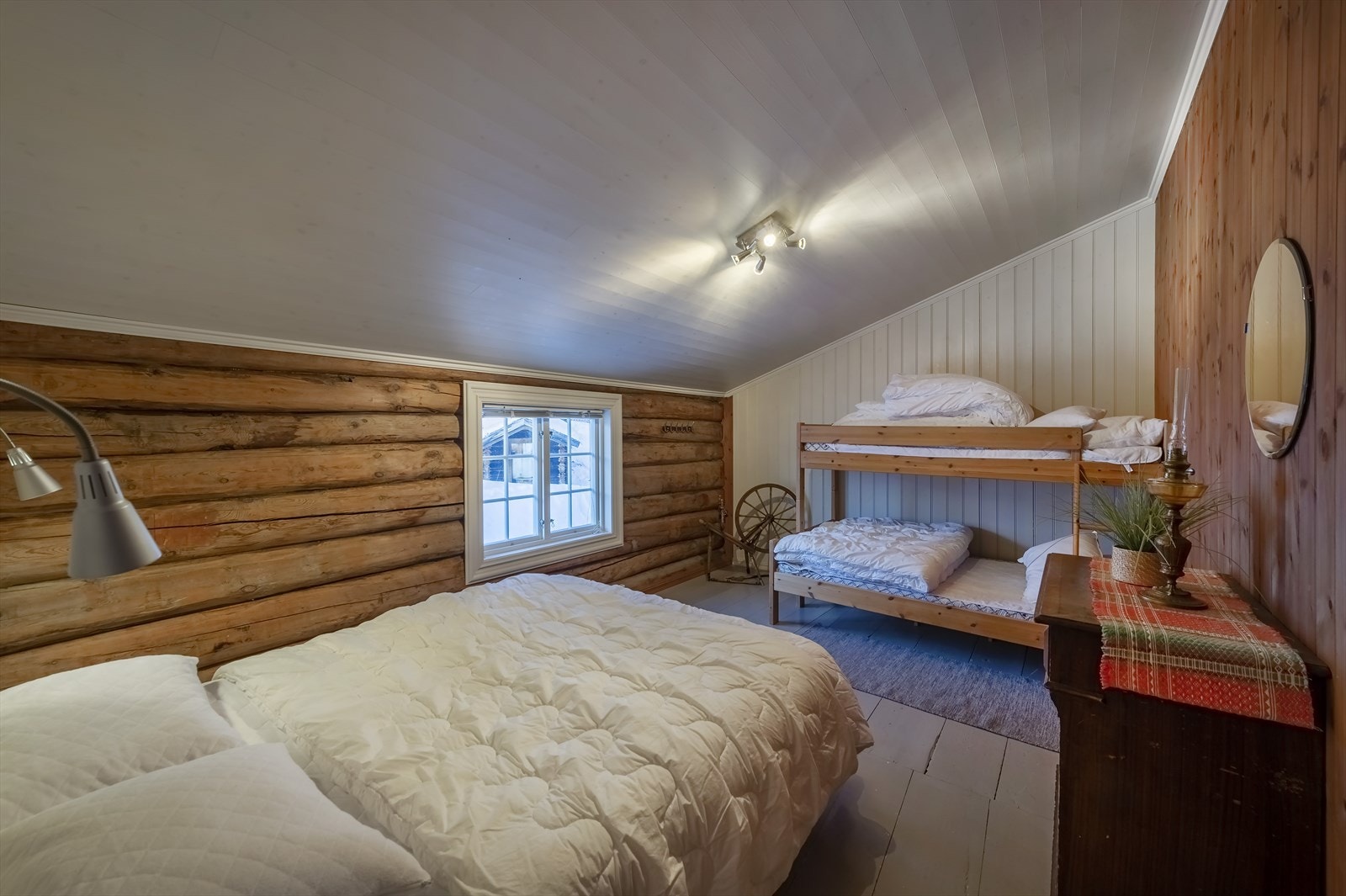 Soverommet mot nord er innredet med både dobbelseng og familiekøye Galleribilde