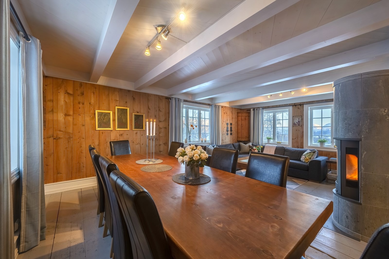 Rommet har god plass til både sofagruppe og spisebord Galleribilde