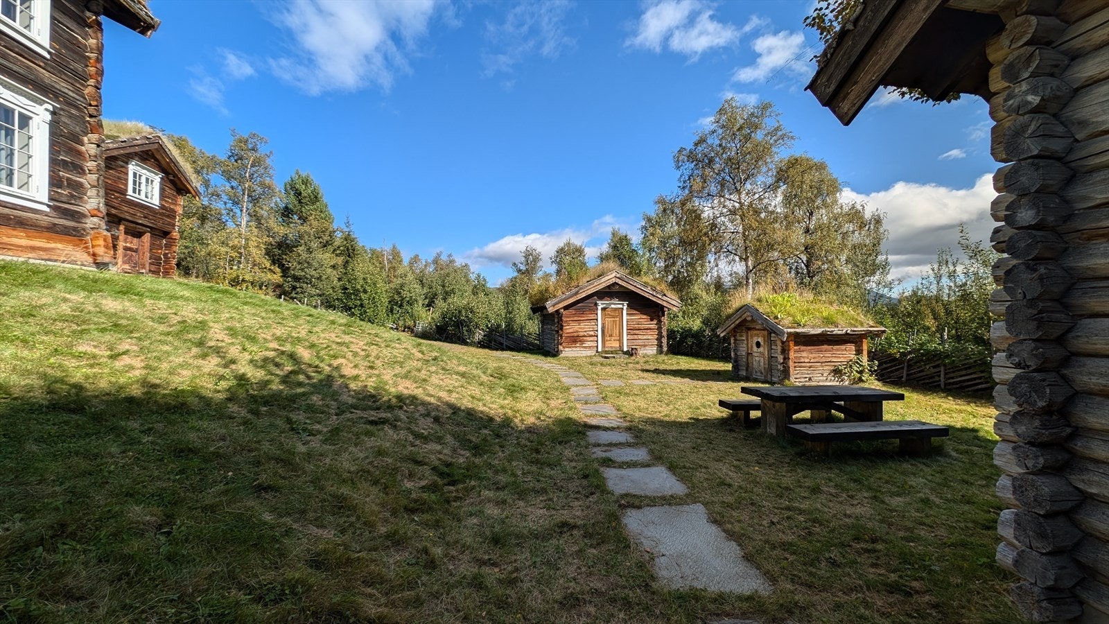 Fra låven mot smia og uthuset på tunet Galleribilde