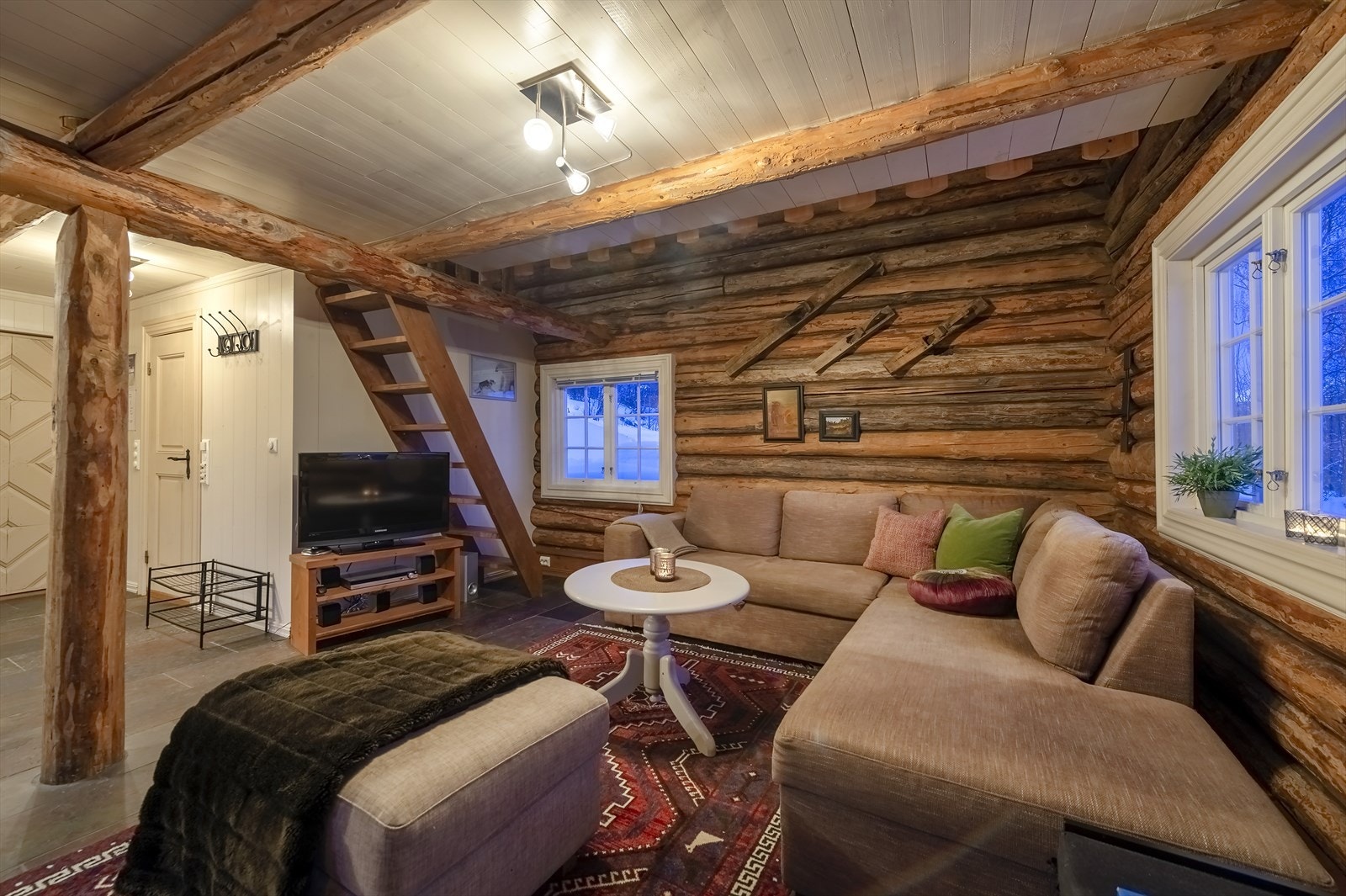 Bygningen er oppført i rundtømmer fra ca. 1870 som er grundig rengjort og tettet under oppføring Galleribilde