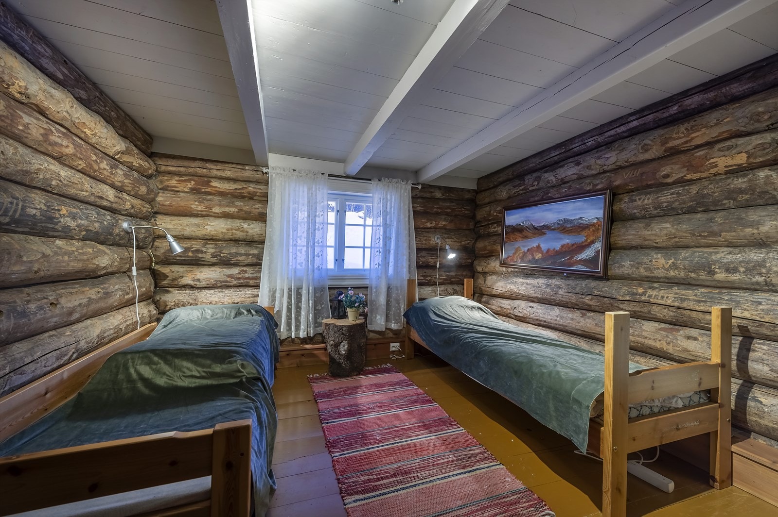 Stabburet er innredet med soveplasser i begge etasjer Galleribilde