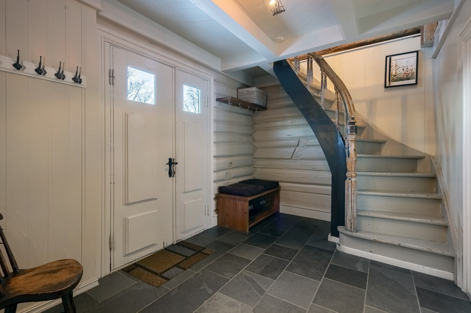 Romslig gang med gulvvarme og den originale trappa Galleribilde