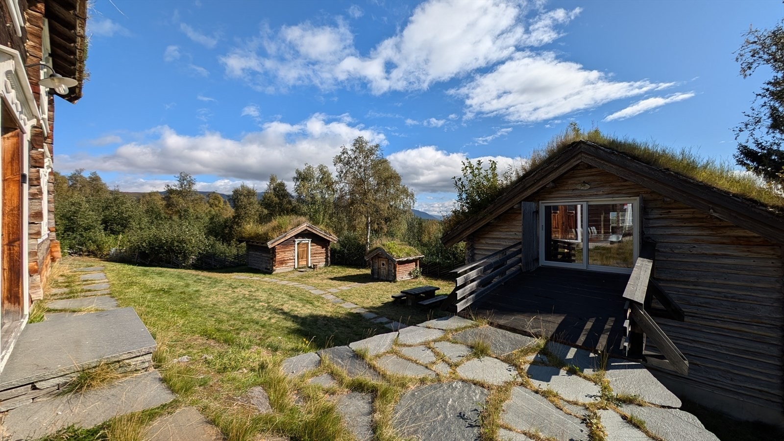 Mot tunet fra trappa på våningshuset Galleribilde