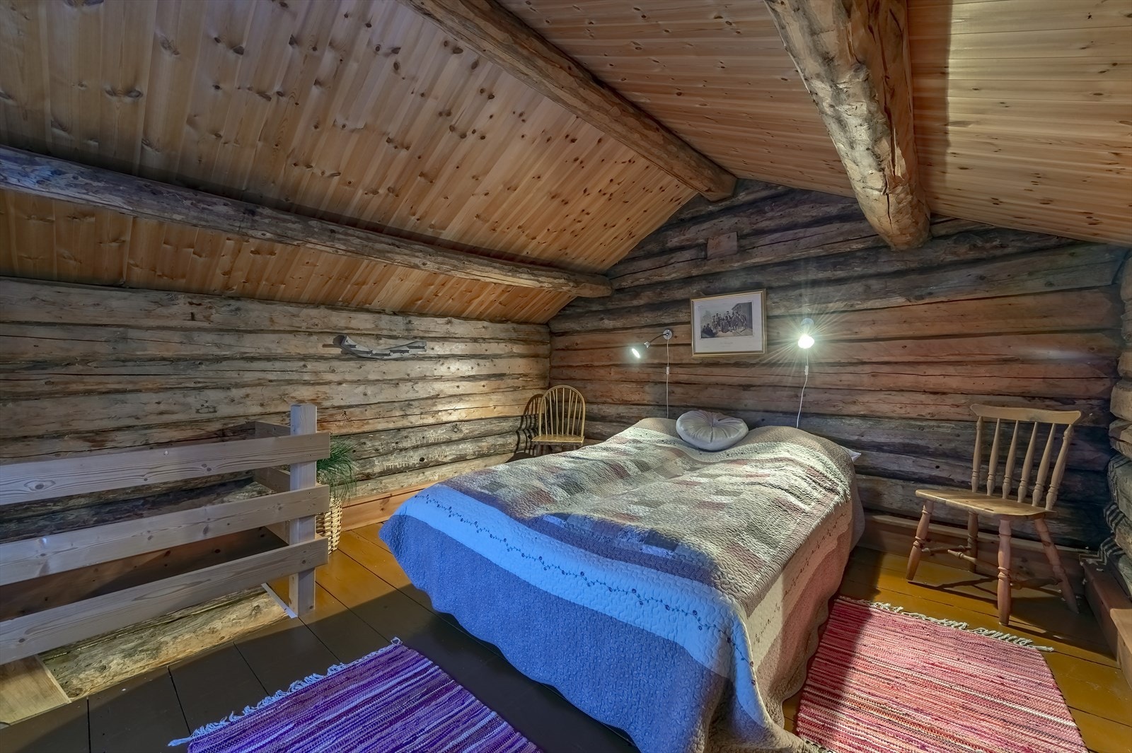 I loftsetasjen er ytterveggene forhøyet med nyere tømmer for å øke takhøyden - Ekte håndverk! Galleribilde