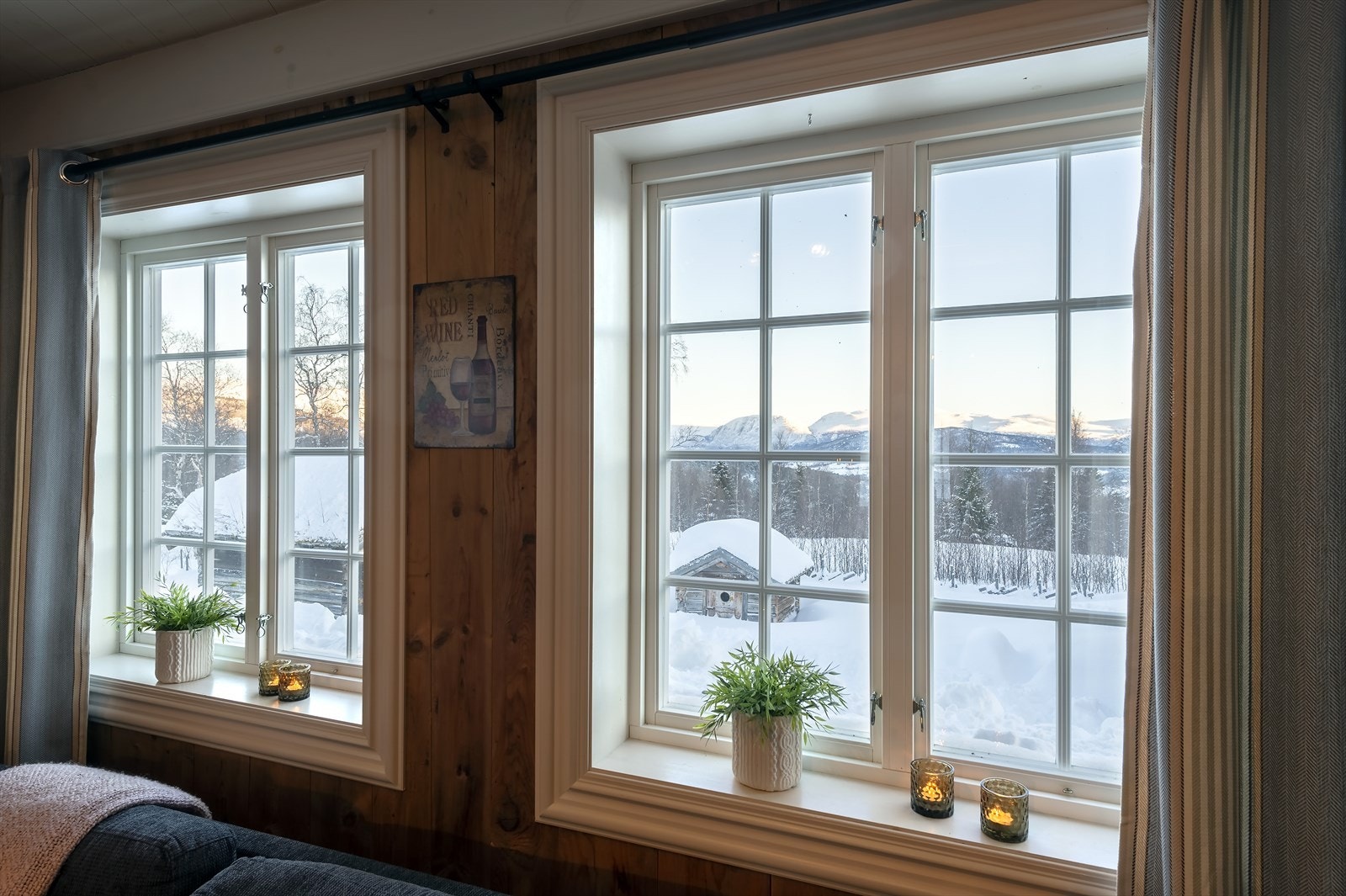 Listverket rundt vinduene er tradisjonell Oppdalslist som matcher utsikten godt Galleribilde