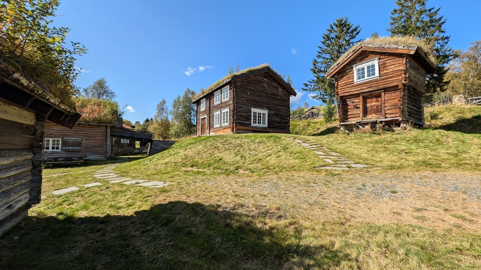 Våningshuset og stabburet ligger på øvre del av eiendommen Galleribilde