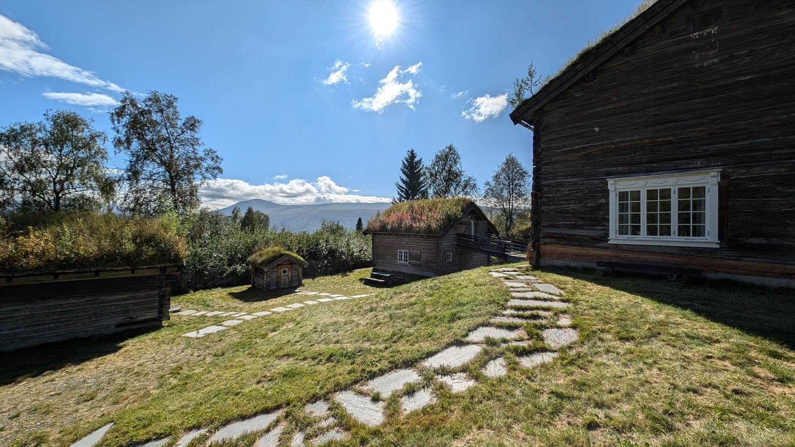 Eiendommen ligger i Hornlia ca. 14 km vest for Oppdal sentrum og like vest for inngangen til populære Gjevilvassdalen - Herfra har en flott utsikt mot fjellene rundt dalen og omgivelsene for øvrig Galleribilde
