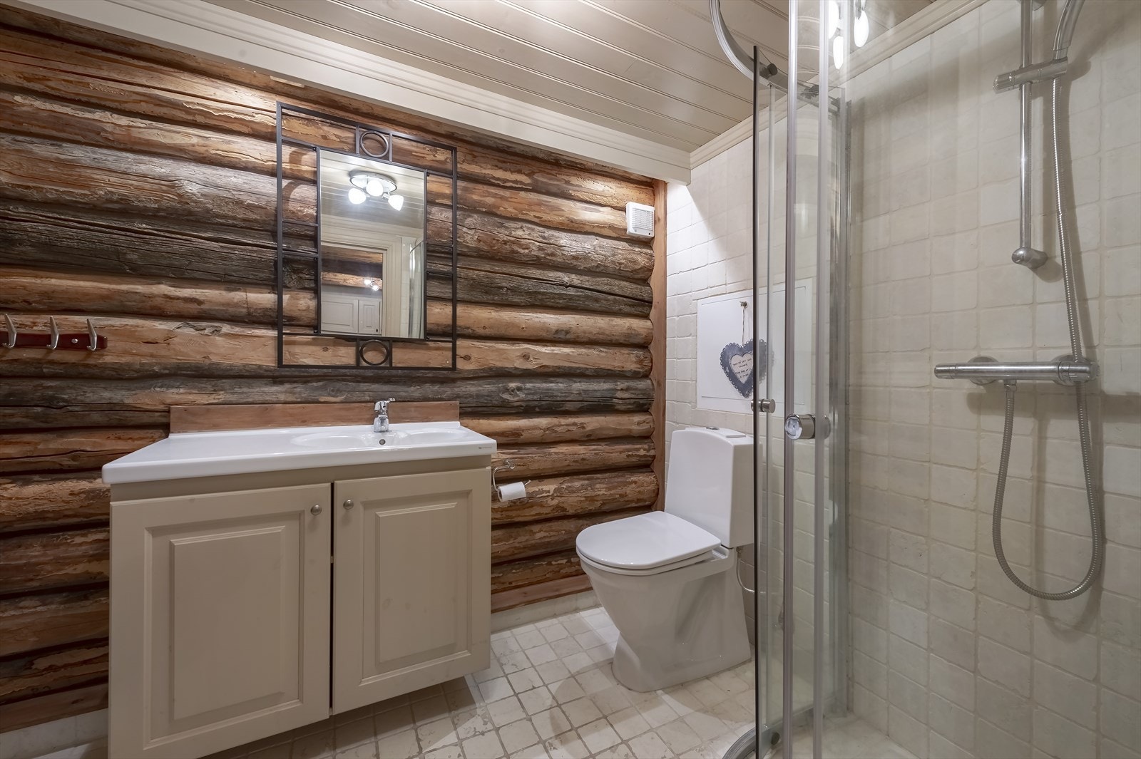 Bad med tømmer, marmorflis og gulvvarme Galleribilde