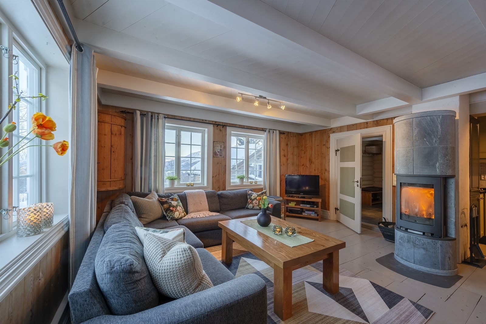 Lun og hyggelig stue med klebersteinsovn Galleribilde