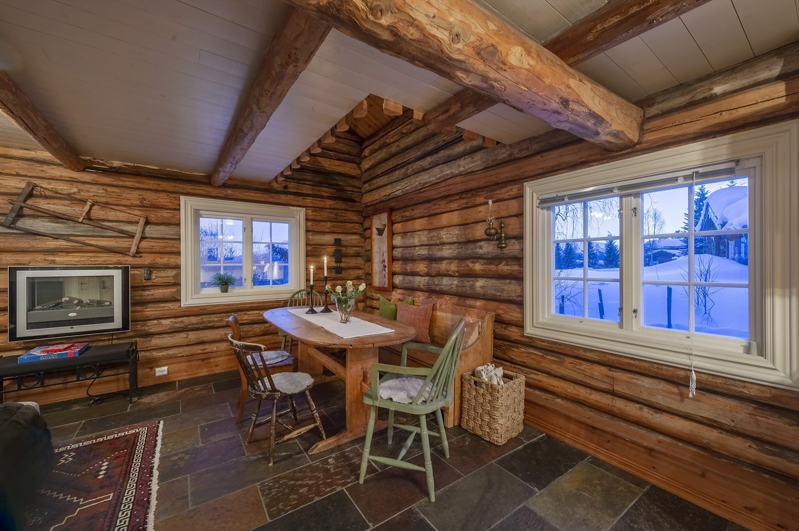 Gulvet har skiferflis med undervarme Galleribilde