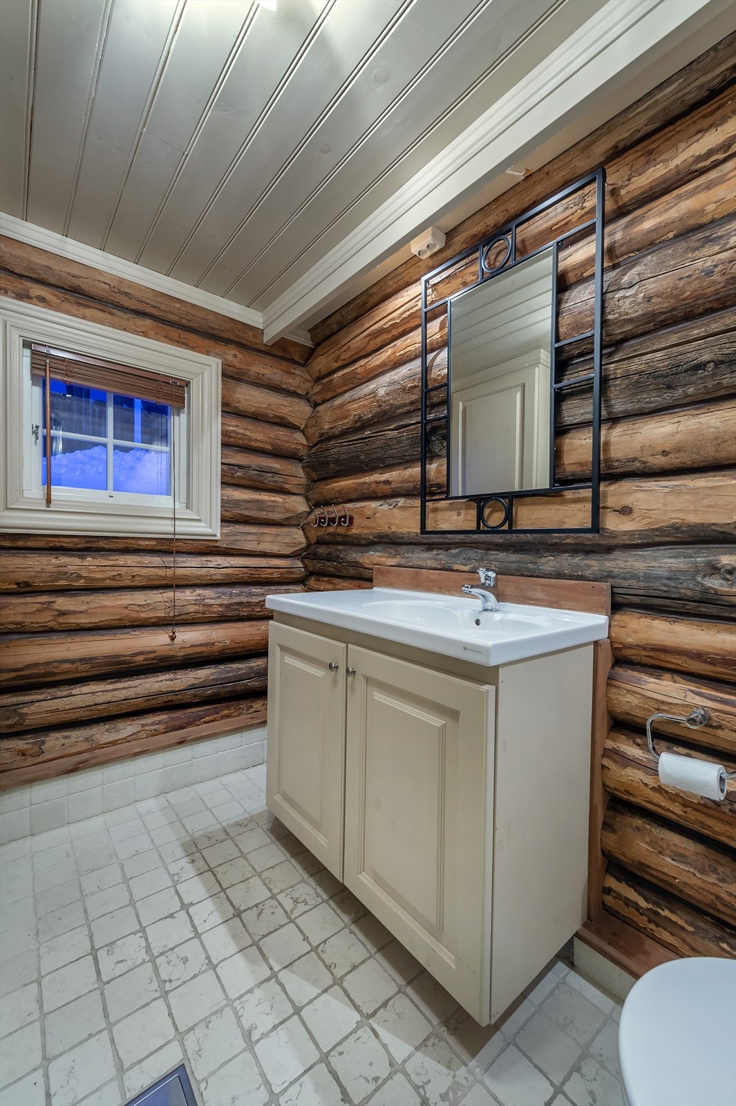 Baderomsinnredning i heltre (selvsagt) Galleribilde