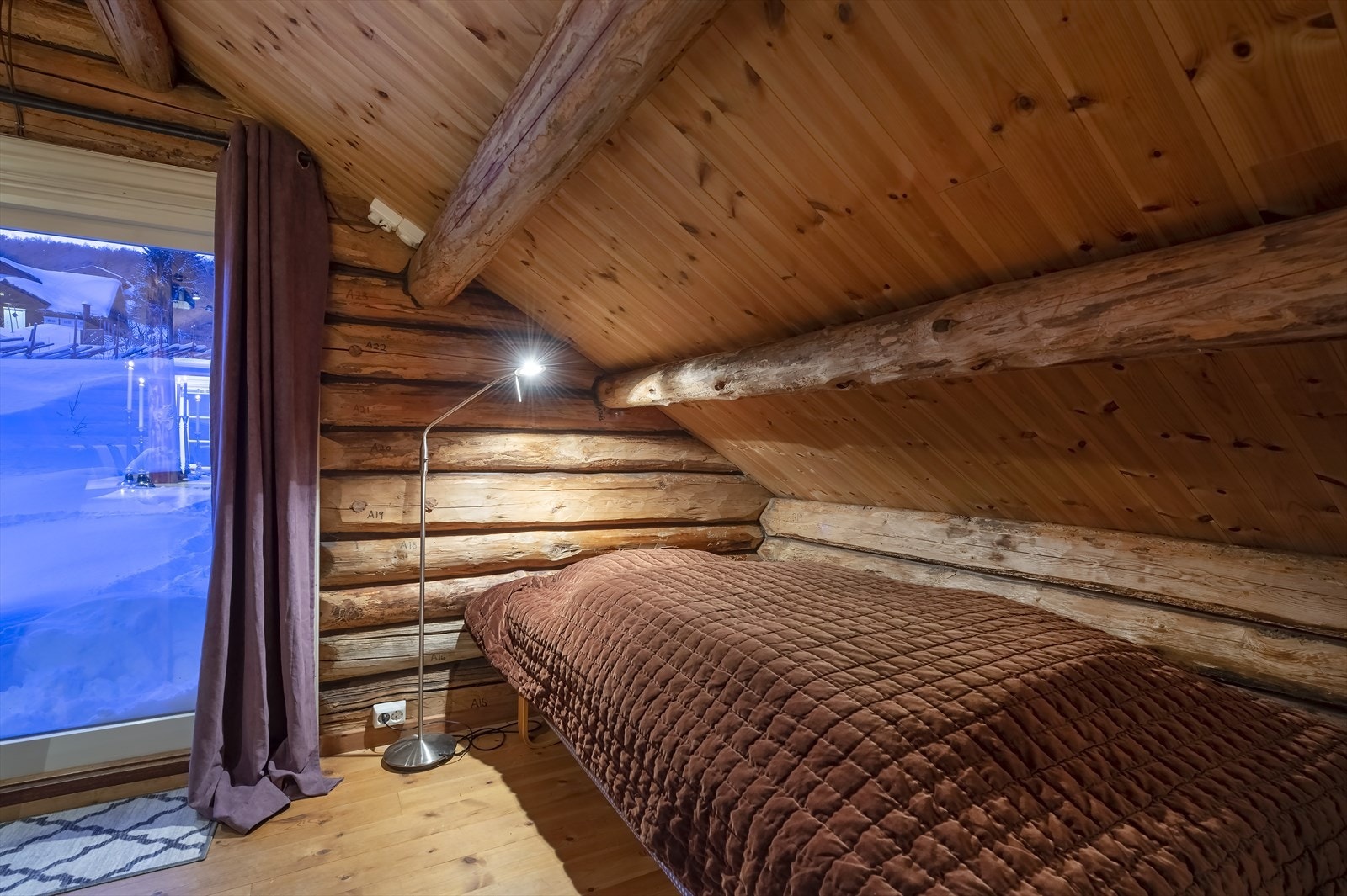 Heve-/skyvedør med utgang via låvebrua Galleribilde