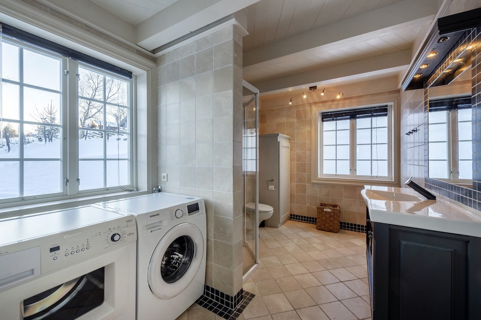 Praktisk nisje med opplegg for både vaskemaskin og tørketrommel Galleribilde