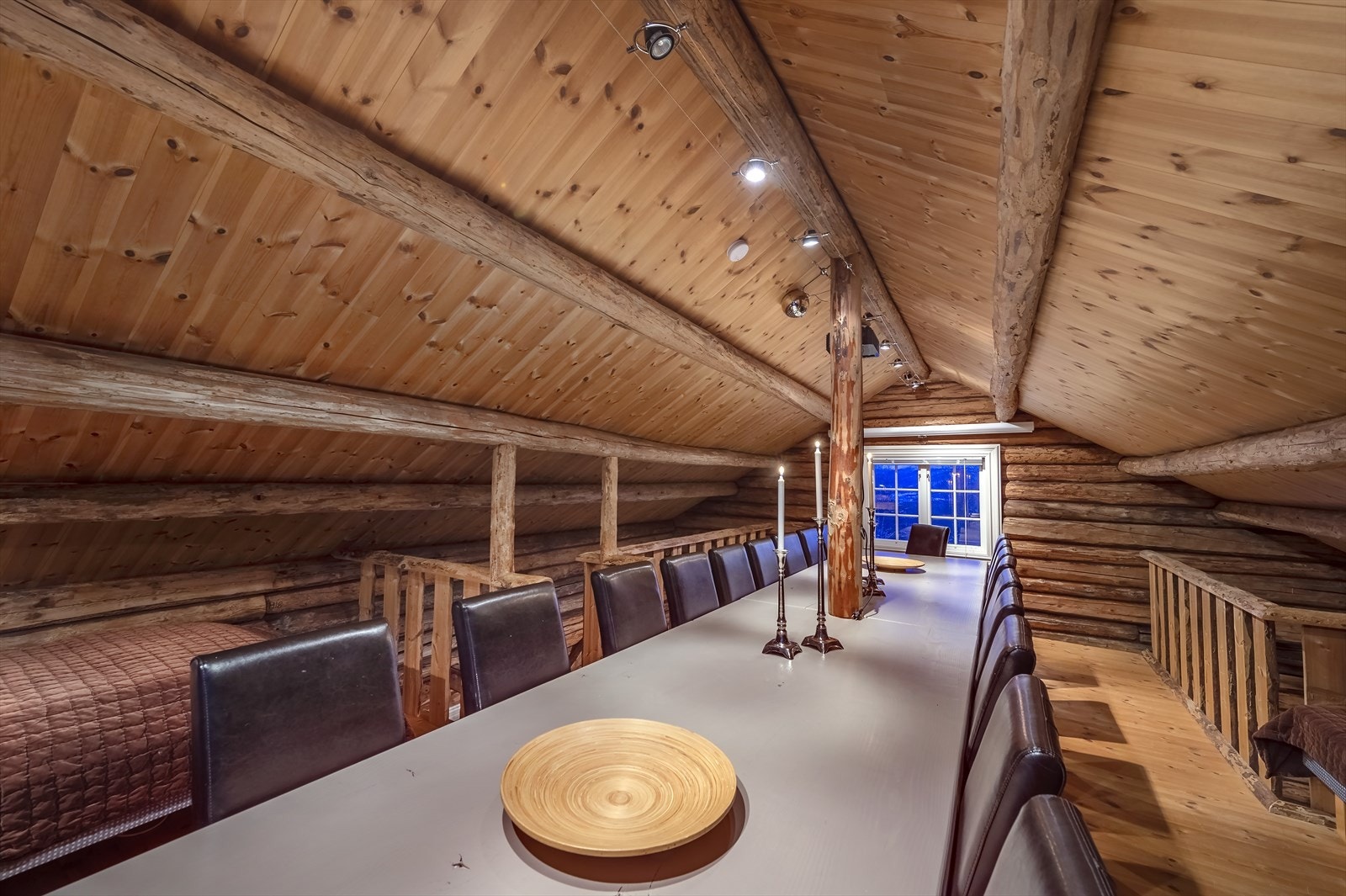 Låvens 2. etasje er innredet som møterom og soverom Galleribilde