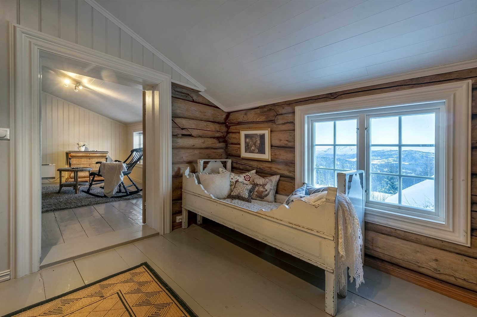 Størstedelen av bygget er kledd på innsiden, men i 2. etasjen har en latt deler av tømmeret være synlig Galleribilde