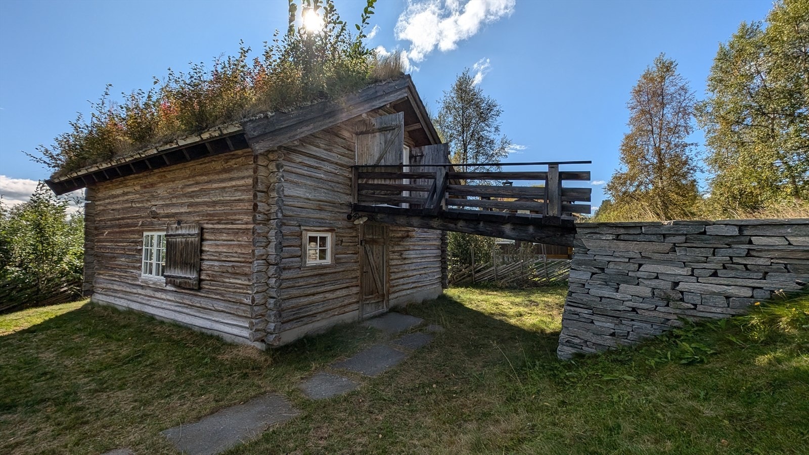 Låven ligger på nedre del av eiendommen Galleribilde