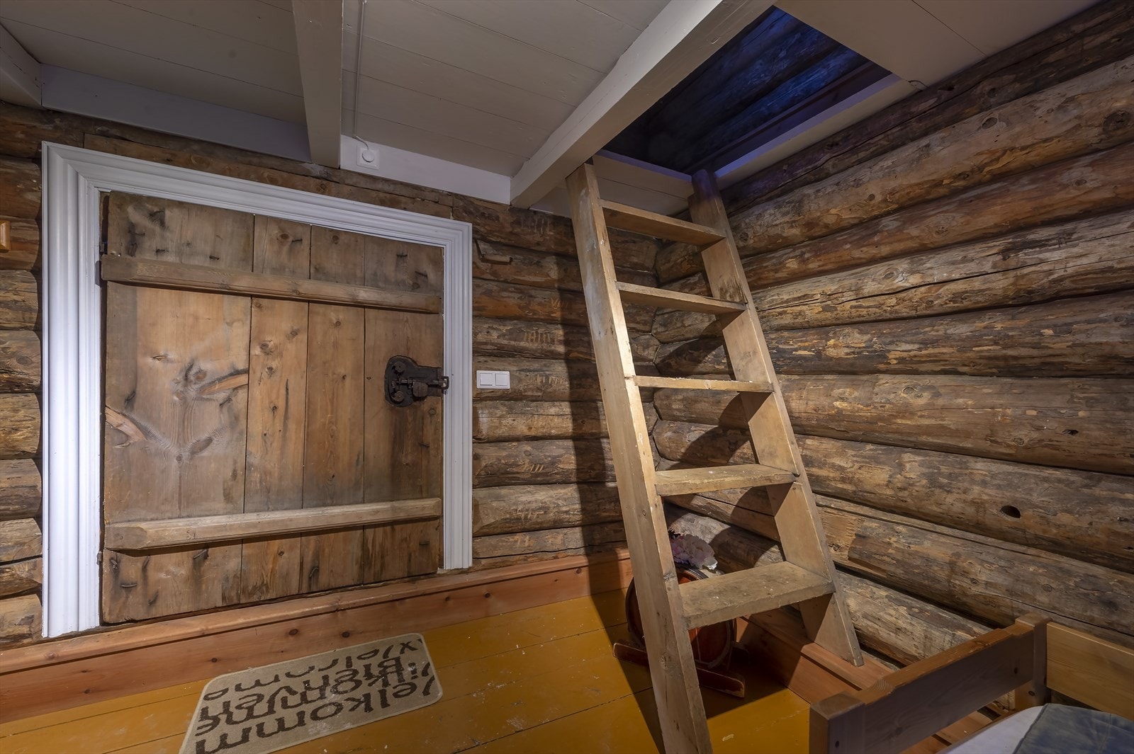 Legg merke til det kraftige rundtømmeret, antatt å være fra 1700-tallet Galleribilde