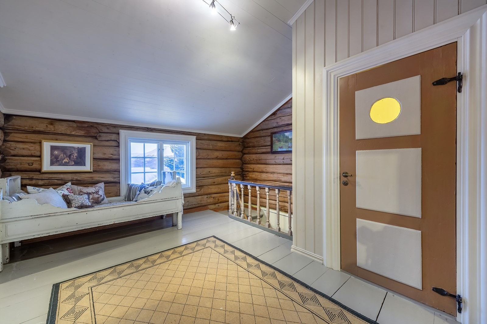 Døren til toalettrommet er den originale ytterdøra til huset Galleribilde