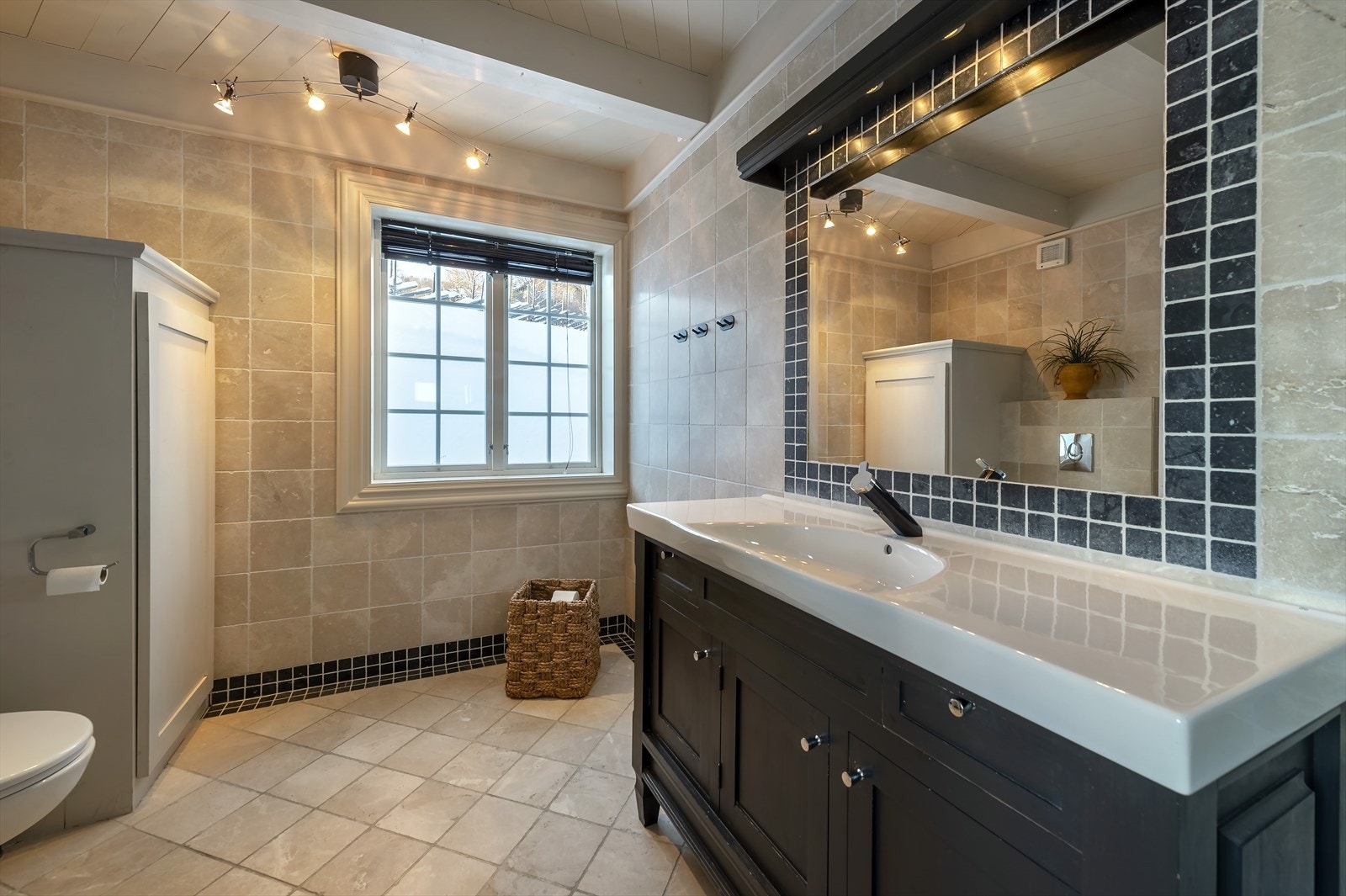 Romslig bad med gulvvarme samt gulv og vegger med marmorflis Galleribilde