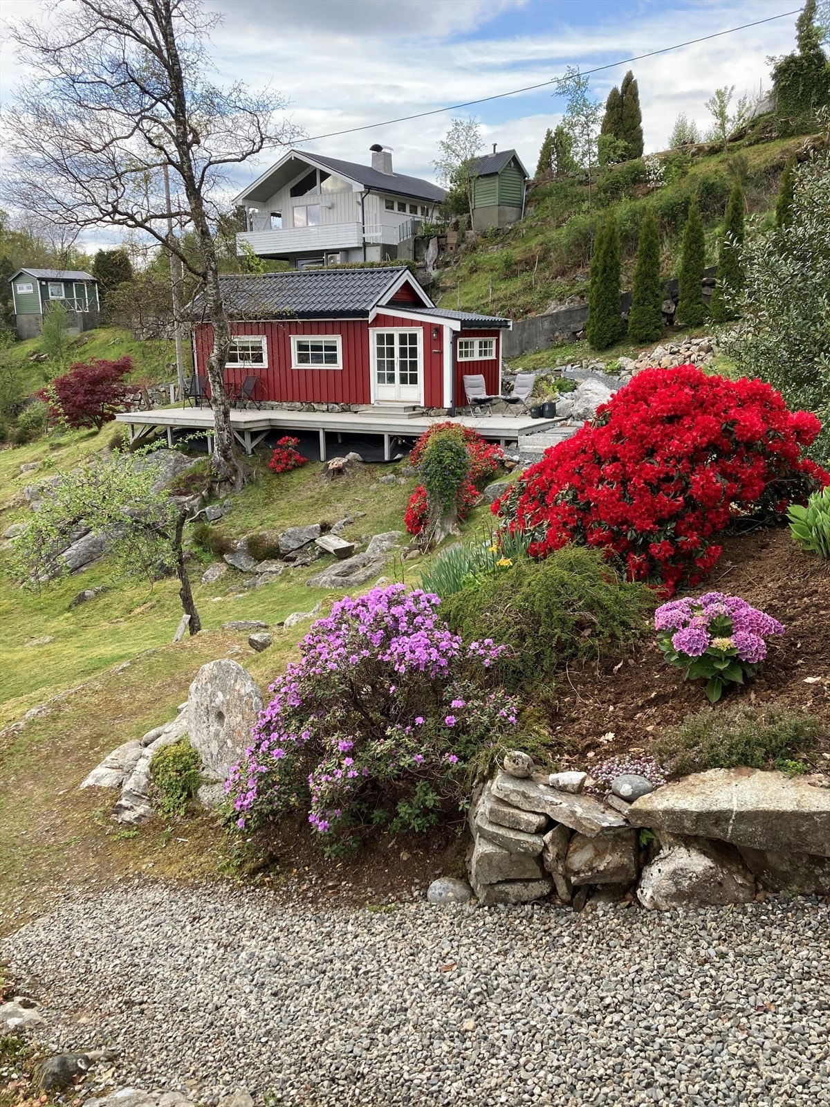 Fint beplantet med blomster, busker og trær Galleribilde