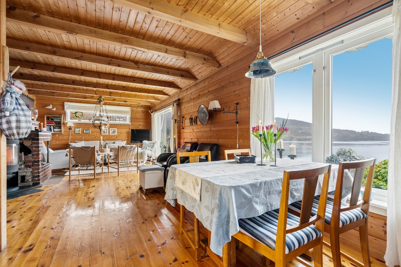 Trivelig stue med plass til sittegruppe og spisebord Galleribilde