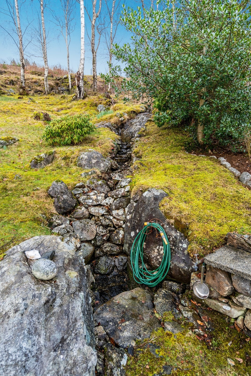 Steinsatt bekk Galleribilde