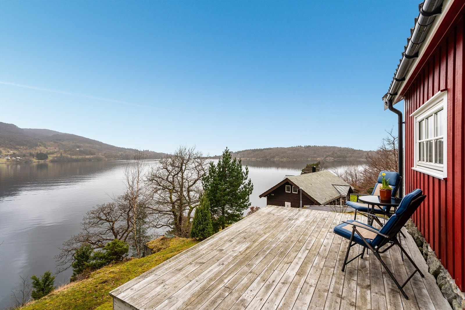 EiendomsMegler 1 v/Morten Karlsen presenterer Strondavegen 2118! Koselig hytte med panoramautsikt og gode solforhold - Naust - Anneks - Stor tomt Galleribilde