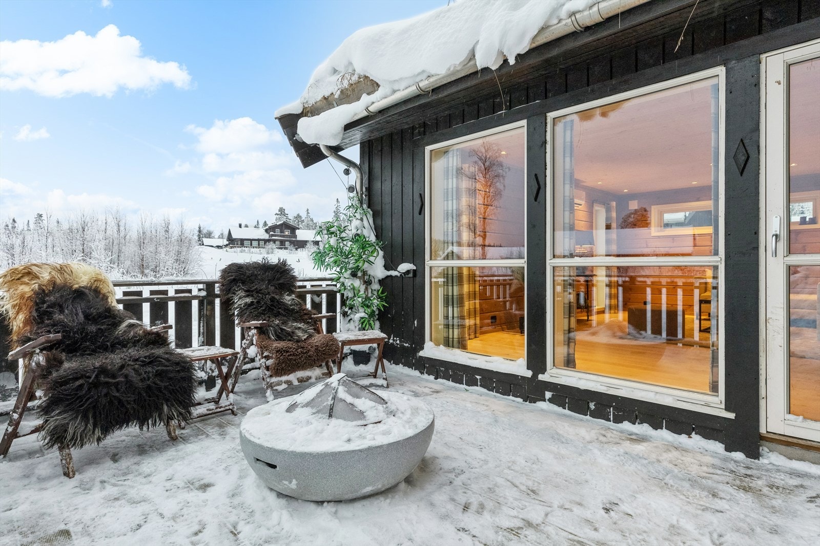 Hytta har to terrasser på ca. 12 kvm hver, en utenfor stuen og en utenfor ene soverommet. Galleribilde