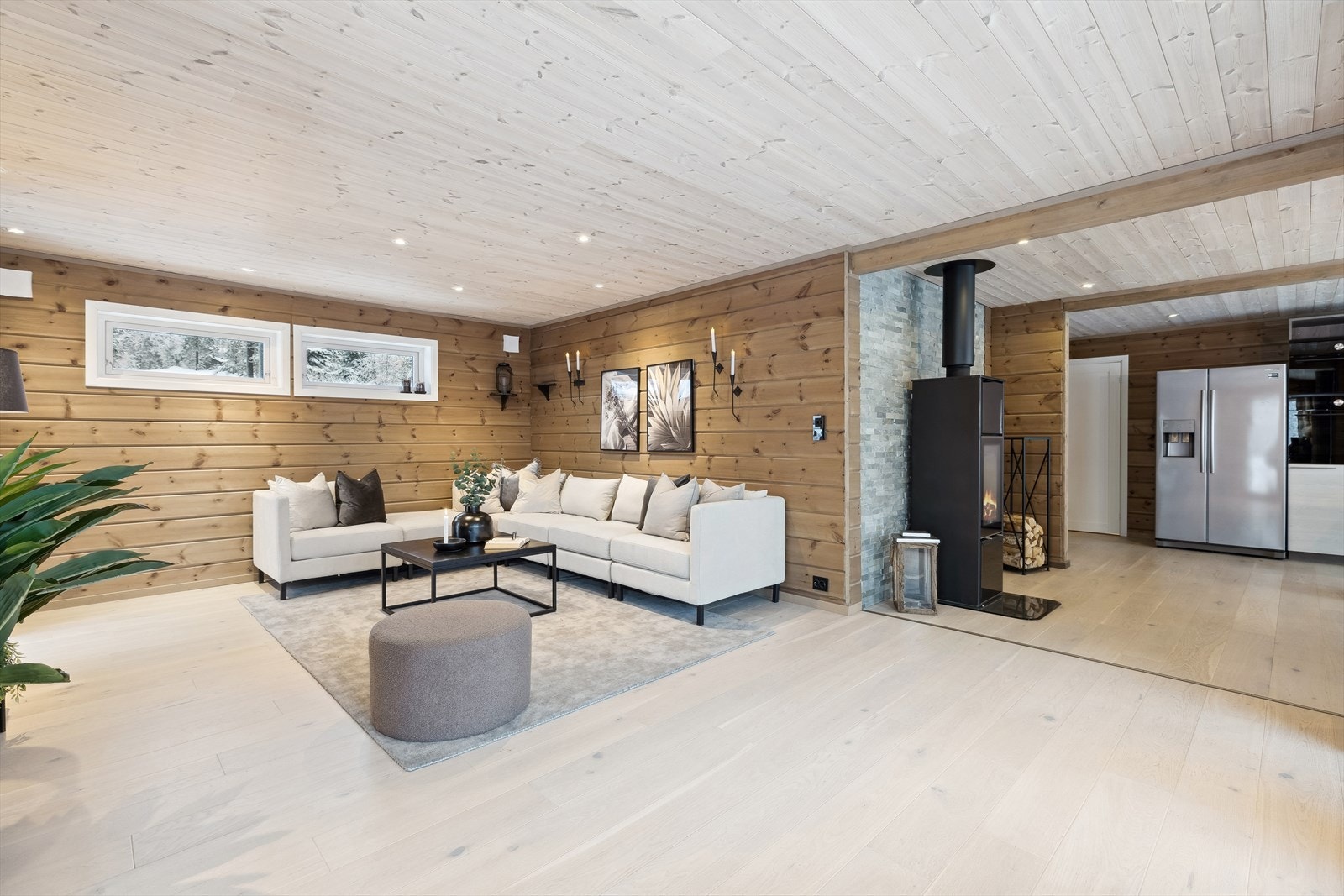 Stuen i første etasje har en god størrelse som nyter godt av store vindusflater. Galleribilde