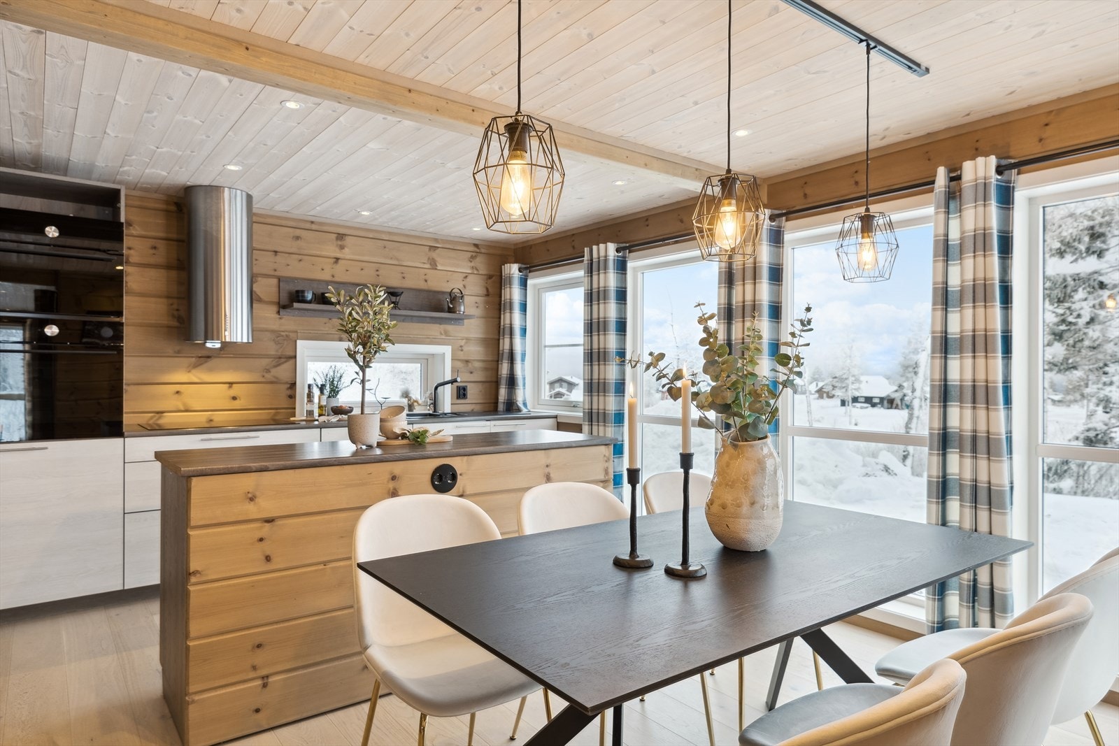 Kjøkkeninnredning langs en vegg med lyse, glatte fronter og kjøkkenøy. Galleribilde