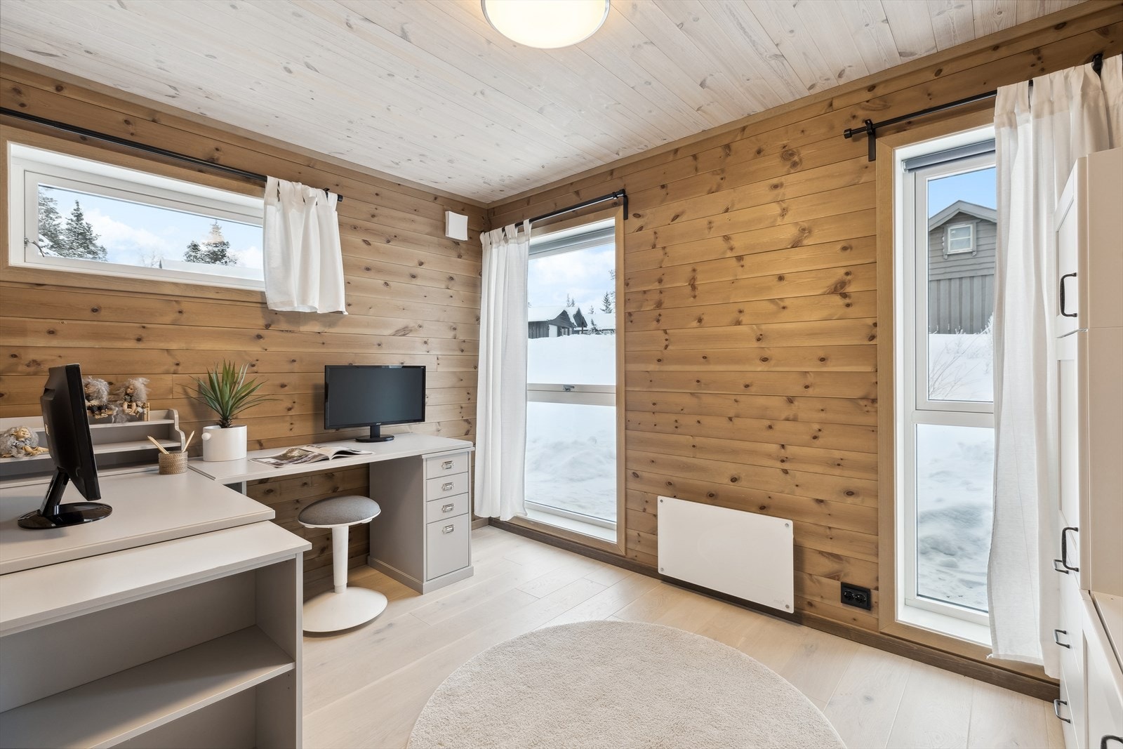 To av soverommene ligger i første etasje, det ene er innredet til kontor. Galleribilde