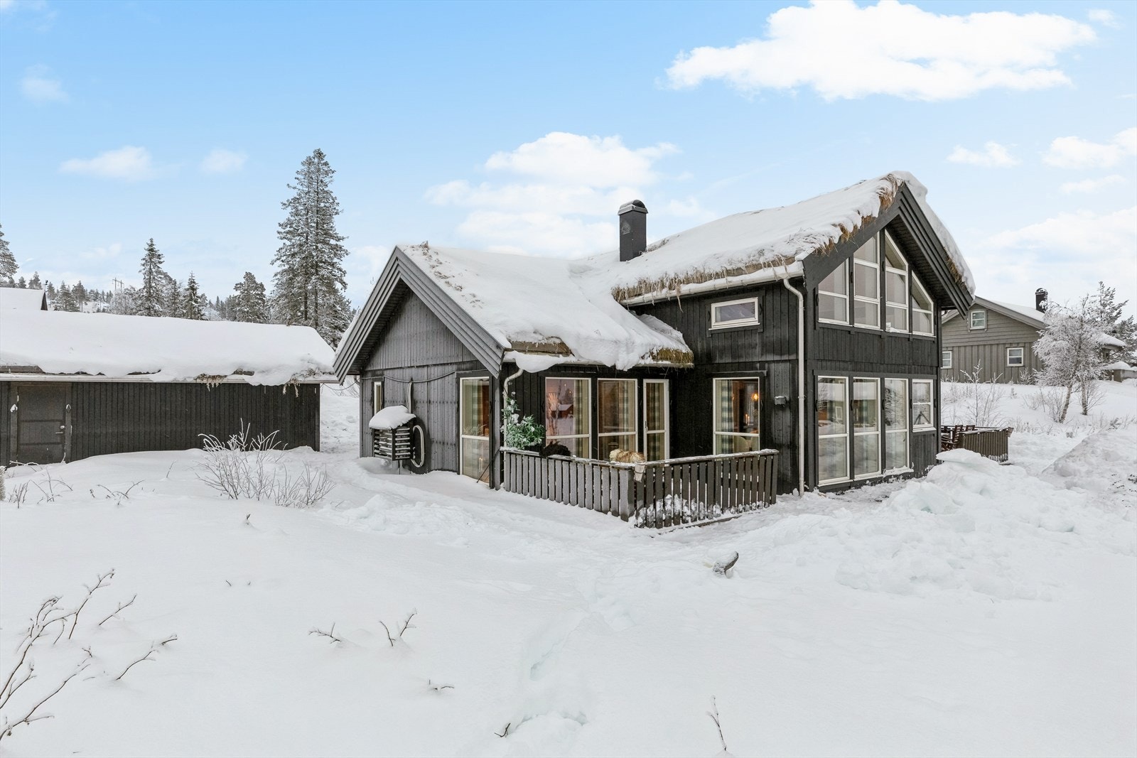 Hytta ligger fint til i et solrikt område på Lynga med nærhet til fine turområder og skitrekk. Galleribilde