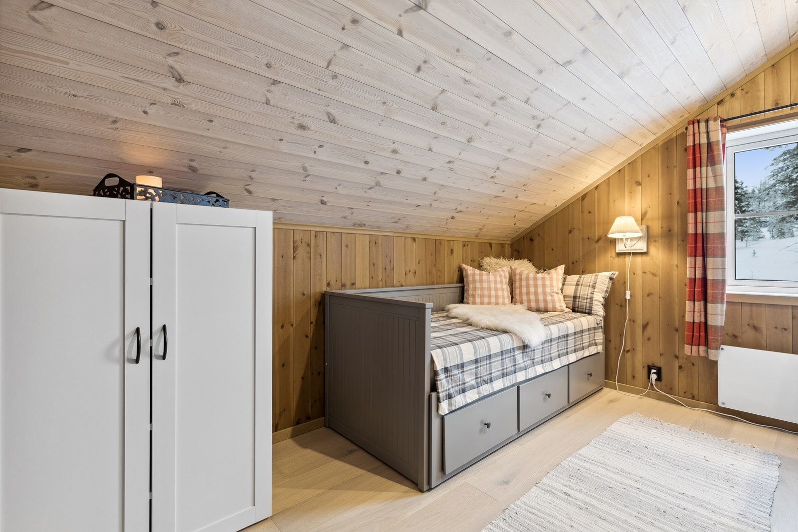 Det er to soverom i hyttas loftsplan. Galleribilde