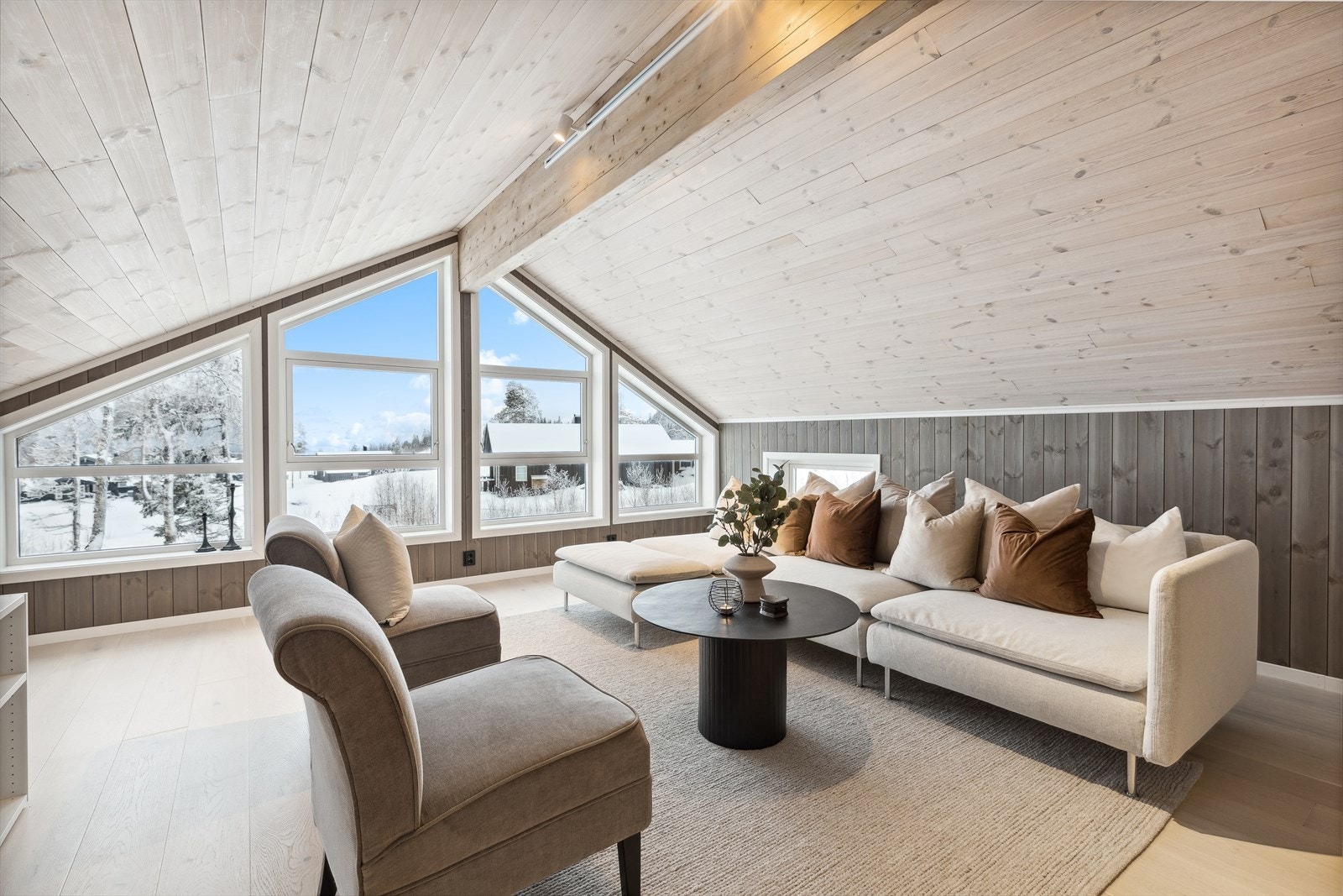 Herlig loftsstue som opplyses av de store vindusflatene. Galleribilde