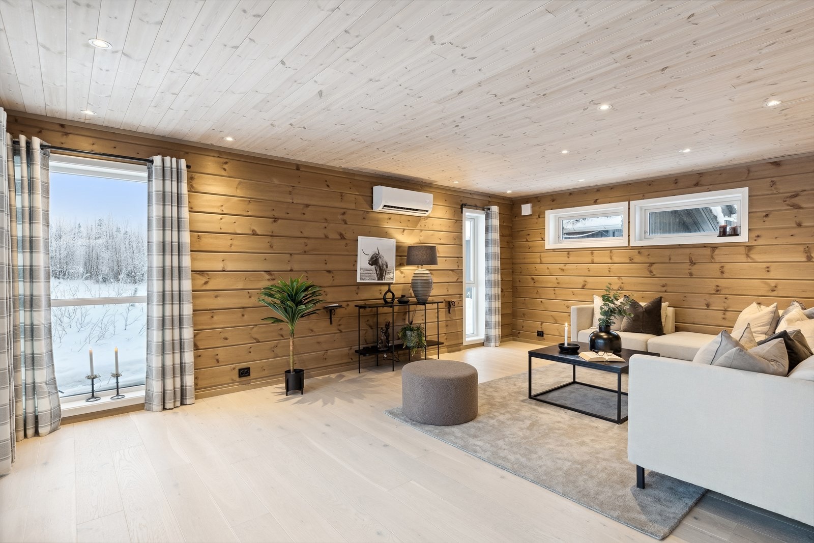 Parkett, laminat, fliser og skifer på gulv, samt utstrakt bruk av downlights i himling. Galleribilde