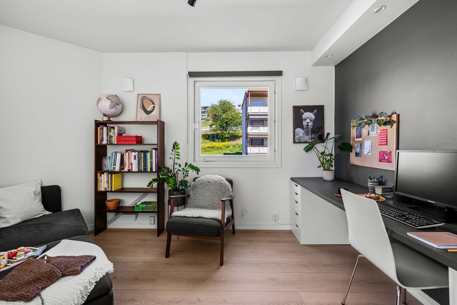 Soverom 2 passer utmerket som et ekstra soverom eller kontor. Galleribilde