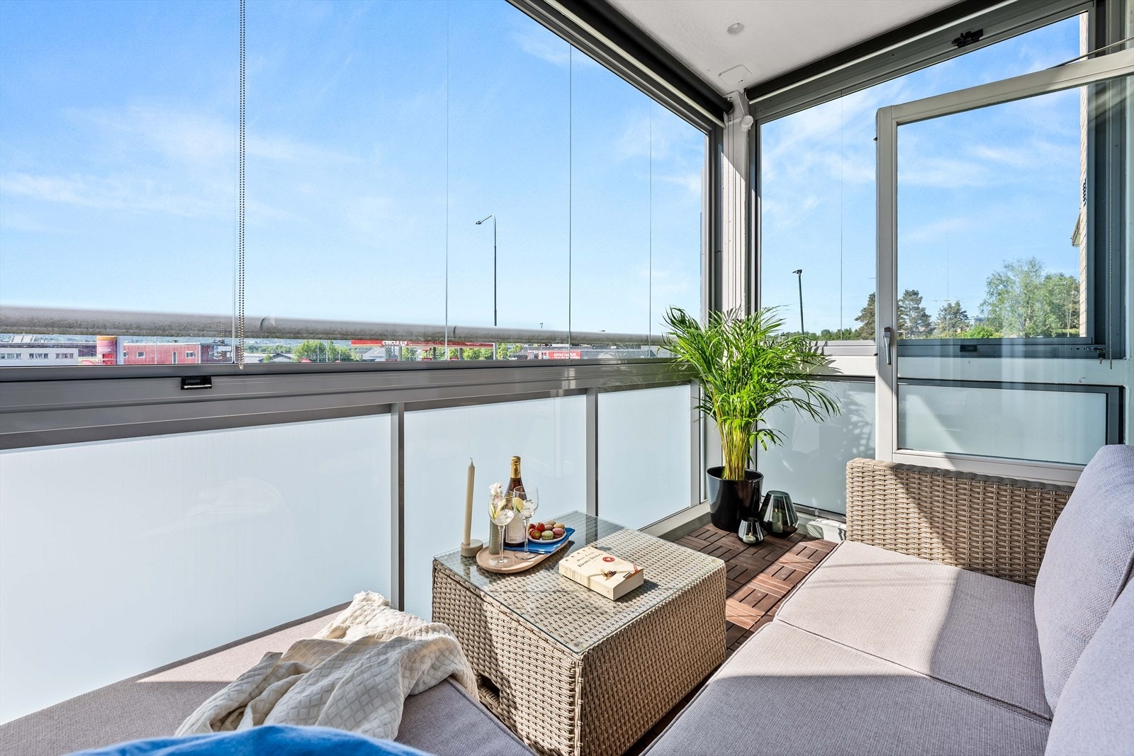 Balkongen er overbygd og har god plass for utemøblement. Her kan solen nytes til den går ned! Galleribilde
