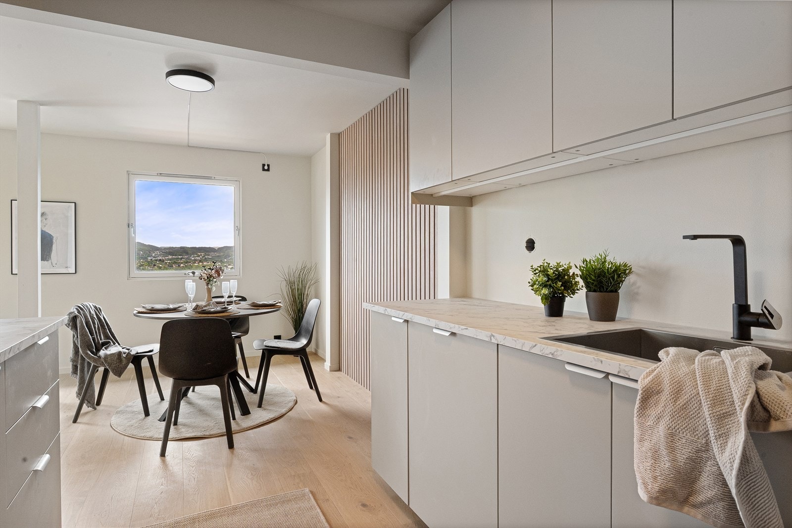 Rålekkert kjøkken med integrerte hvitevarer. Galleribilde