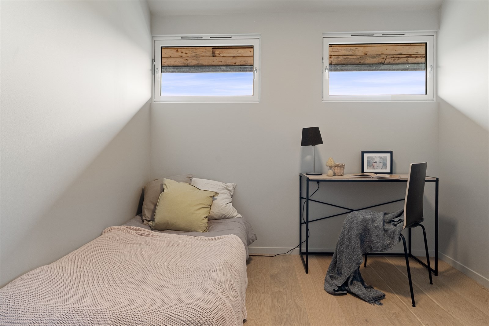 Det andre soverommet er romslig med plass til seng, nattbord og arbeidsbord. Det er luke i taket til stort koffertloft. Galleribilde