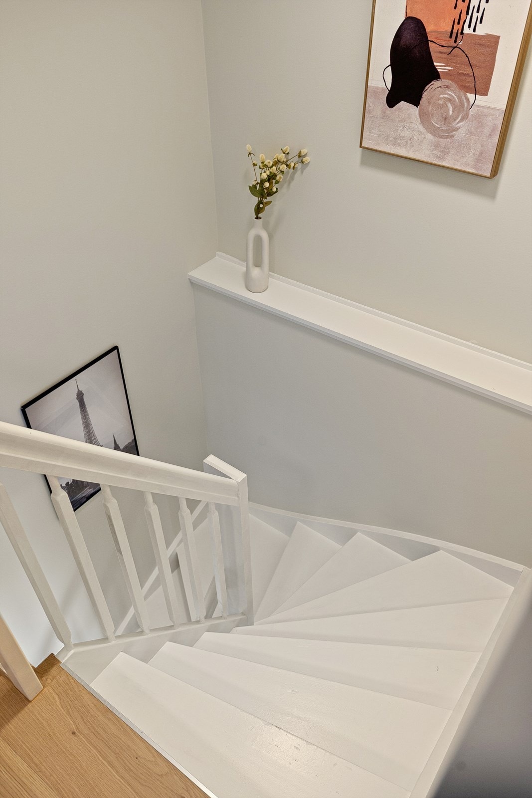 Trappen i gangen fører opp til 2.Etasje. Galleribilde