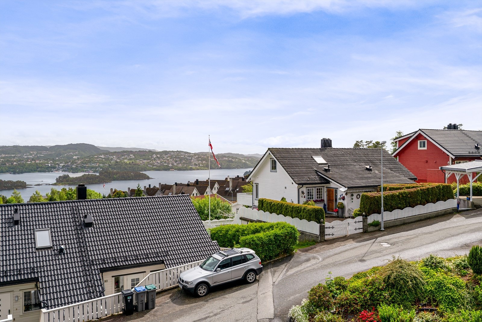 Fra stuen og terrassen har boligen en fantastisk utsikt over Nordåsvannet & Marmorøyene. Galleribilde