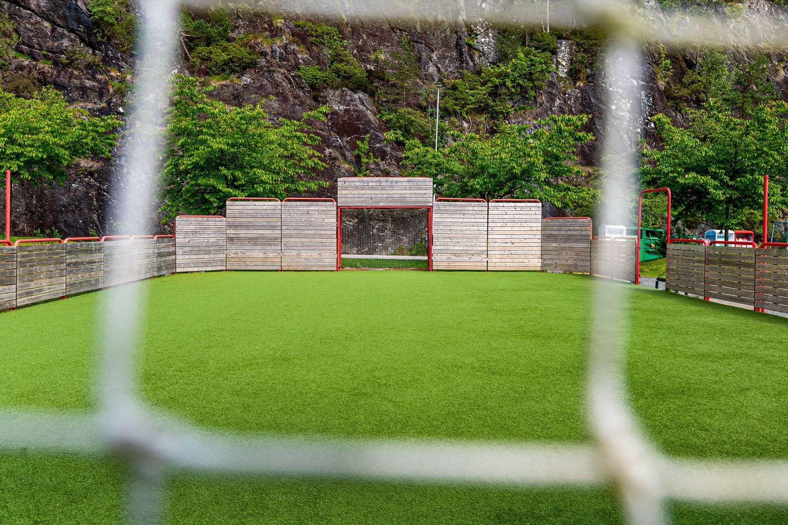 Det er gode oppvekstsvilkår med flere ballbinger, idrettsanlegg, skoler og barnehager i nabolaget. Galleribilde
