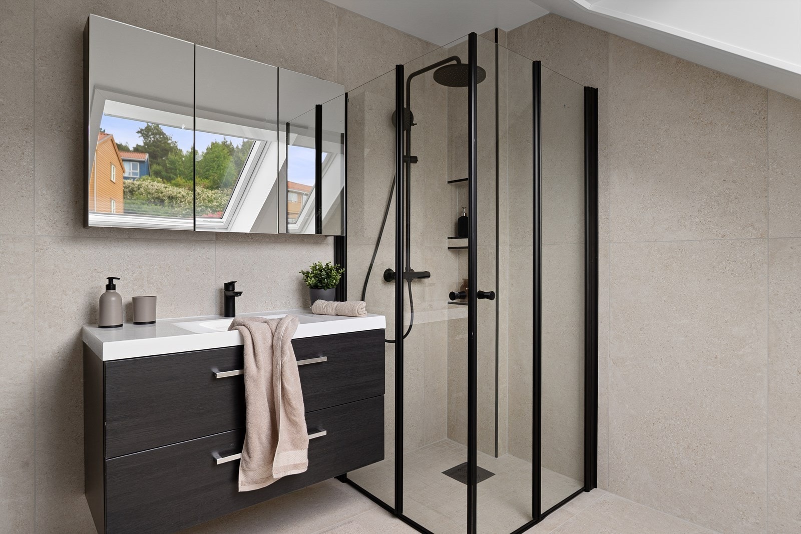 Det andre baderommet er lekkert helfliset med varme i gulvet. Det er opplegg for både vaskemaskin og kondenstørketrommel. Galleribilde