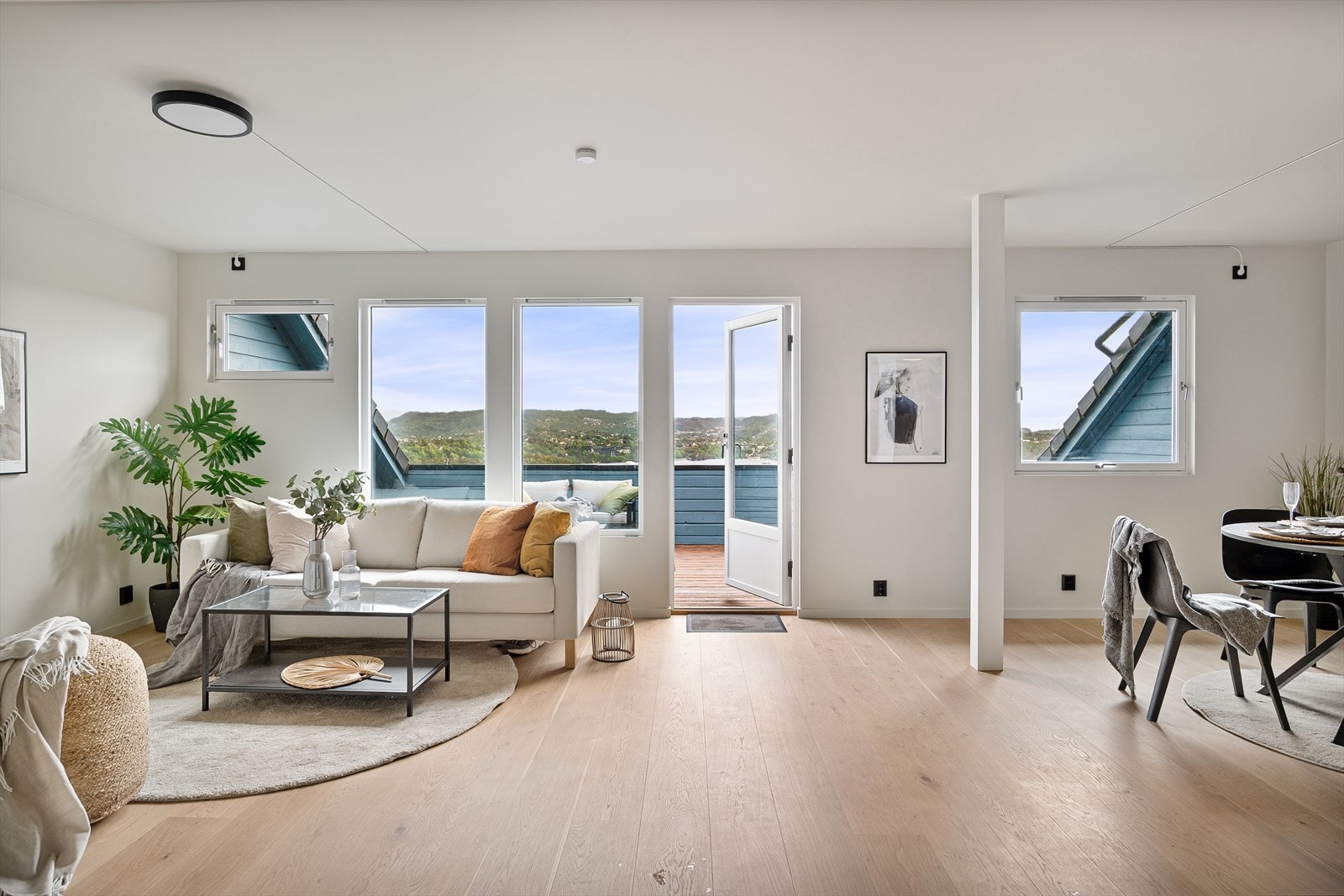 Stuen er stor og luftig med rikelig vindusflater som sørger for godt med naturlig lysinnslipp. Galleribilde