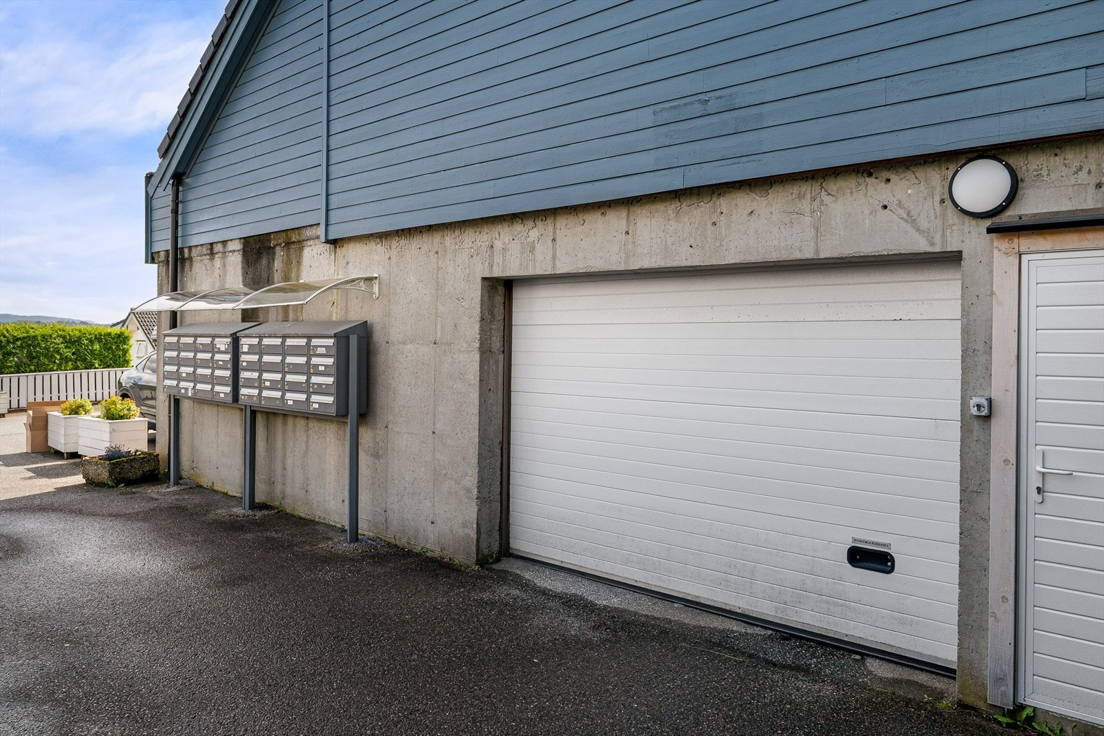 Boligen har fast garasjeplass i lukket anlegg. Det er muligheter for elbil lader i garasjen ( Zaptec- system). Galleribilde